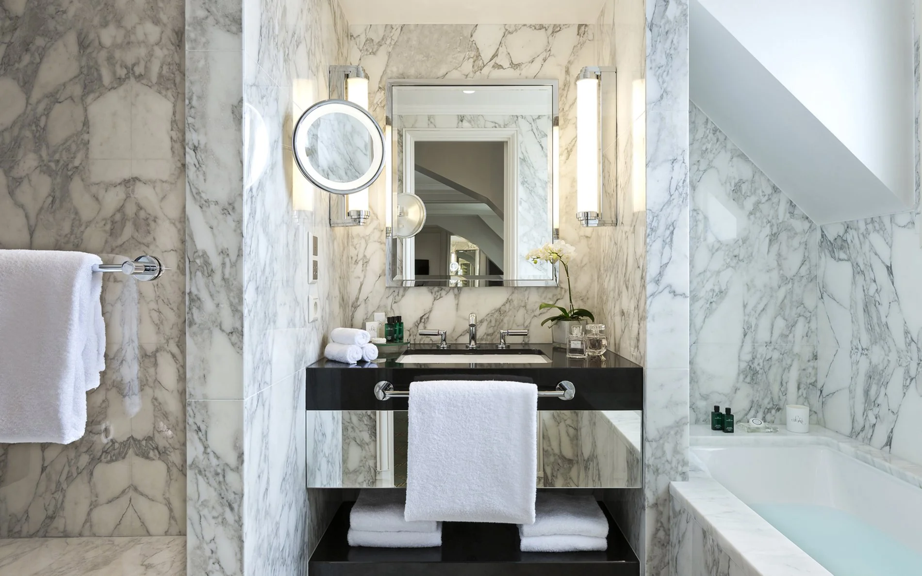 Salle de bain en marbre élégante avec double vasque dans la Terrace Junior Suite de l’Hôtel San Régis à Paris 8.